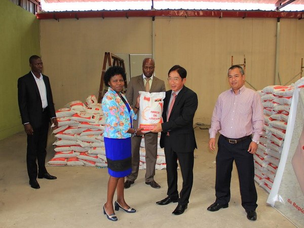Overseas Vietnamese in Benguela donate 25 tons of rice for Angolan people